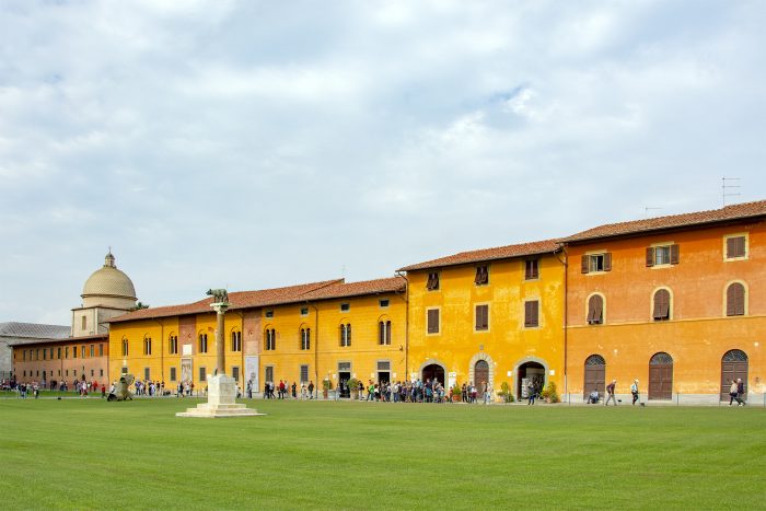 Lutande Tornet I Pisa Och Mirakeltorget Fr N Stad Till Strand